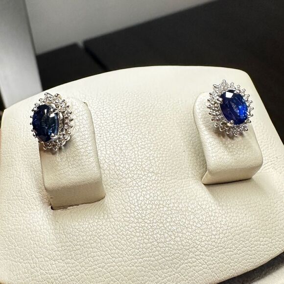 Incredible 2.95ctw sapphires and diamond stud earrings in 18k white gold! - Picture 10 of 12